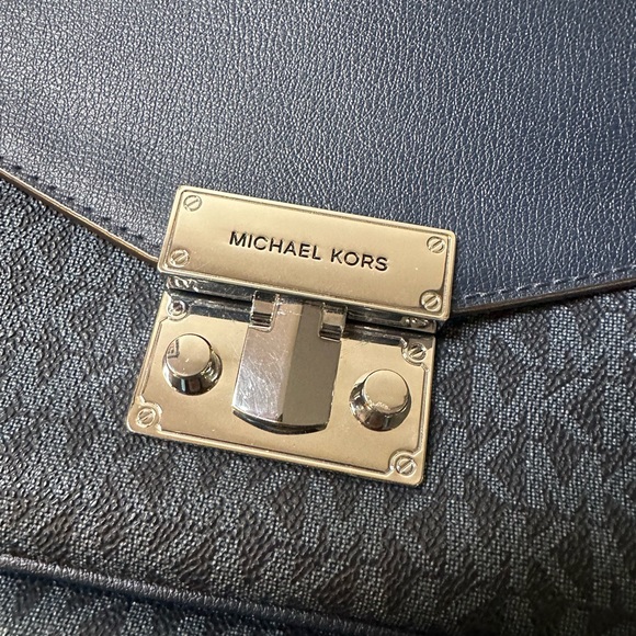 Michael Kors Blue shoulder purse, beautiful on the inside, silver clasp outside - Picture 1 of 10